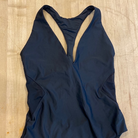 Sweaty Betty CARVE One Piece Mesh Detail Swimsuit - Picture 3 of 8